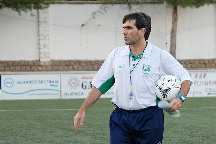Javi López en su época de entrenador del C.D.  Peñas Oscenses. FOTO: Luis Beired.