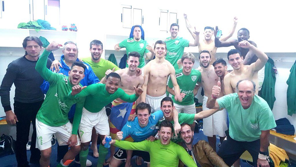 Los jugadores del Altorricón celebraron la victoria en el vestuario.