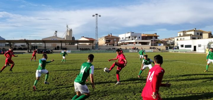 Momento del partido disputado hoy entre el Altorricón y el Zaragoza 2014. FOTO: Carlos Domínguez.