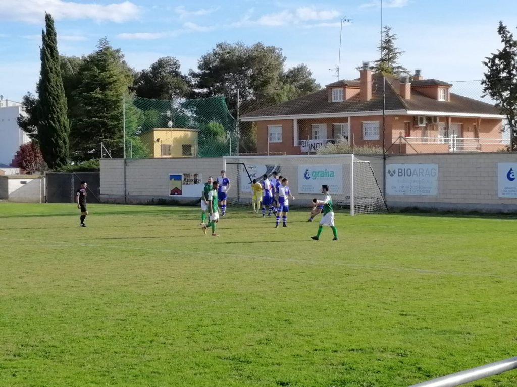 Imagen del partido de disputado hoy entre el Altorricón y el Villa de Alagón. FOTO: Carlos Domínguez.